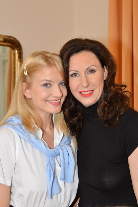 Мачеха Лара в латексных сапогах шлепает своенравную школьницу в униформе и носках картинка 1