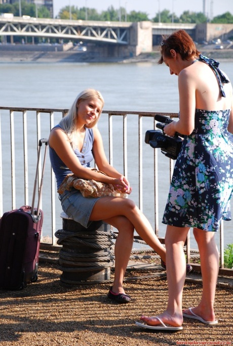 Зрелая рыжеволосая леди из Великобритании соблазняет молоденькую блондинку поиграть со своей лысой киской картинка 1