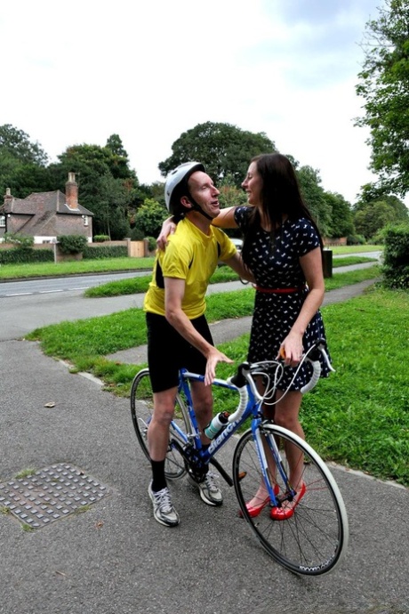 Старая шлюха на каблуках и в балетной пачке соблазняет велосипедного курьера полизать ее стареющую задницу картинка 2