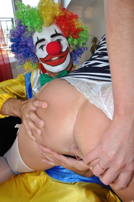 Зрелая дама занимается сексом с клоуном в нейлоновых чулках и подвязках картинка 5