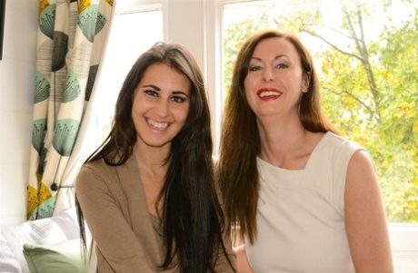 Женщины постарше и помоложе с длинными волосами лижут лесбийские киски и играют с ними игрушками картинка 1