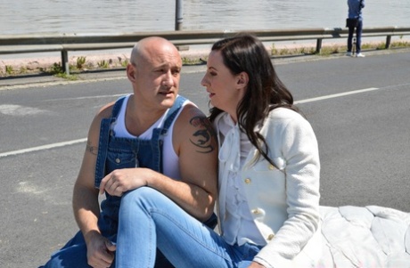 Брюнетка подцепляет моряка в доках для быстрого секса в нейлоновых чулках картинка 2