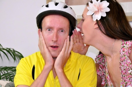 Старая шлюха на каблуках и в балетной пачке соблазняет велосипедного курьера полизать ее стареющую задницу картинка 5