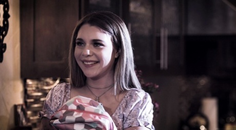 Милая молоденькая Габби Картер занимается сексом втроем с пожилой парой картинка 2