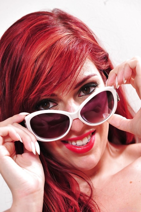 Рыжеволосая соло-девушка Лорен Филлипс обнажает красивые дыни и волосатую киску картинка 16