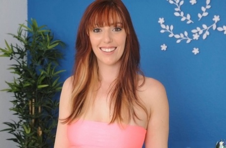 Улыбчивая рыжеволосая красотка Лорен Филлипс демонстрирует свой товар картинка 1