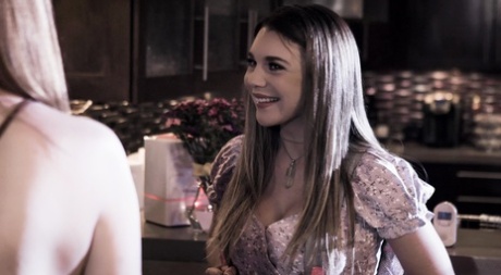 Милая молоденькая Габби Картер занимается сексом втроем с пожилой парой картинка 1