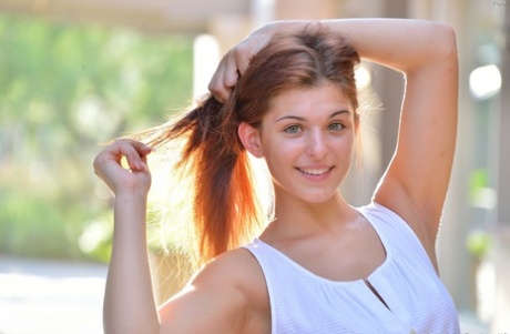 Горячая рыжеволосая девушка обожает дрочить свою оргазмирующую киску на публике картинка 7