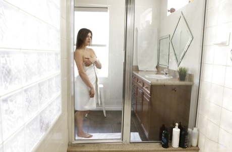 Молодая порнозвезда Лия Готти смачивает идеальные сиськи и мастурбирует в душе картинка 1