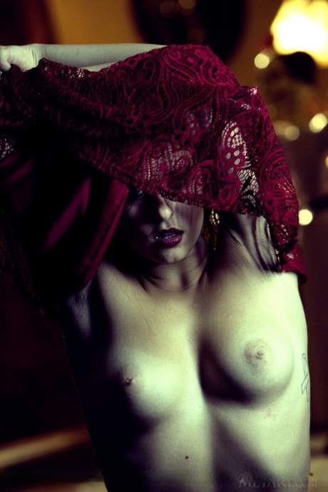 Великолепная брюнетка с клыками Лия Готти полностью раздевается картинка 14