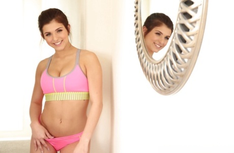 Грудастая красотка Лия Готти обнажает идеальные сиськи из спортивного лифчика картинка 4