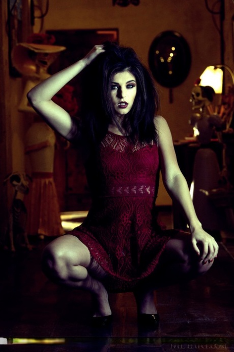 Великолепная брюнетка с клыками Лия Готти полностью раздевается картинка 11