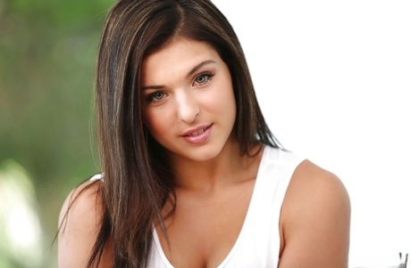 Лия Готти любит позировать обнаженной и растягивать свою киску и попку картинка 3