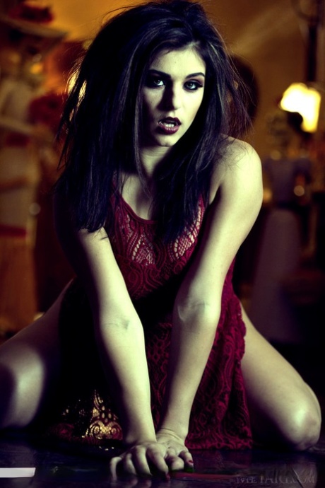 Великолепная брюнетка с клыками Лия Готти полностью раздевается картинка 6