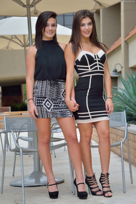 Горячие подружки-лесбиянки сверкают голыми юбками и теребят лысые киски на открытом воздухе картинка 1