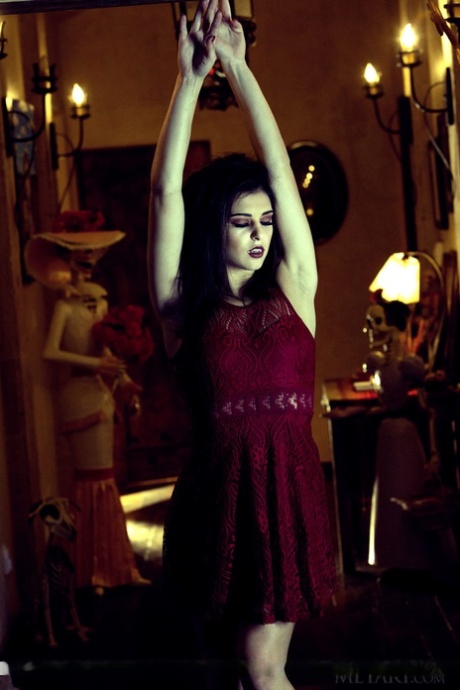 Великолепная брюнетка с клыками Лия Готти полностью раздевается картинка 8