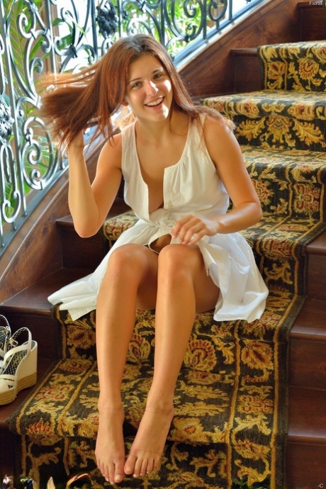 Дерзкая молодая рыжеволосая девушка снимает трусики, чтобы поиграться со своей тугой попкой и киской картинка 1