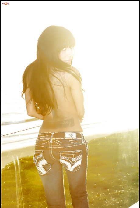 Татуированная латиноамериканка-одиночка Лела Стар позирует на открытом воздухе в джинсах картинка 1