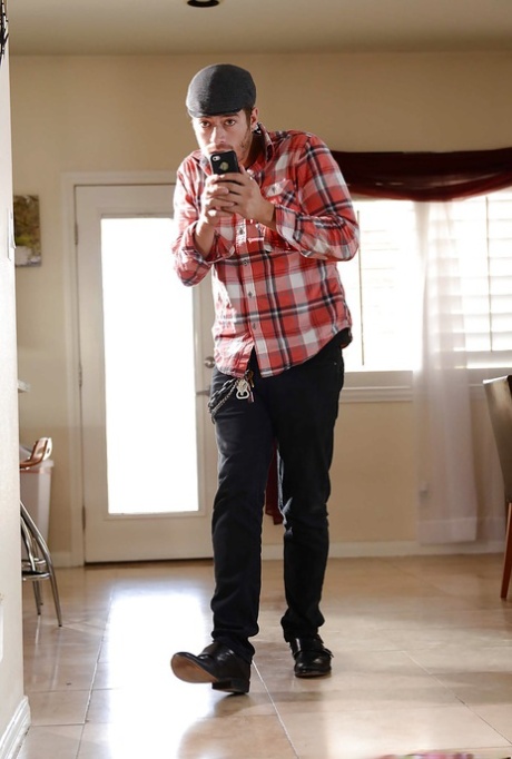 Латиноамериканская порнозвезда Лела Стар красуется в своей обтягивающей одежде картинка 7