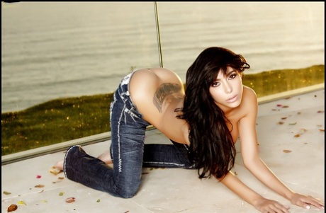 Соблазнительная красотка снимает свои джинсы и позирует обнаженной на открытом воздухе картинка 9