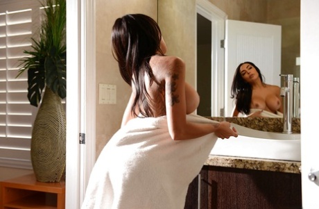 Татуированная брюнетка Лела Стар принимает горячую ванну абсолютно голой картинка 2