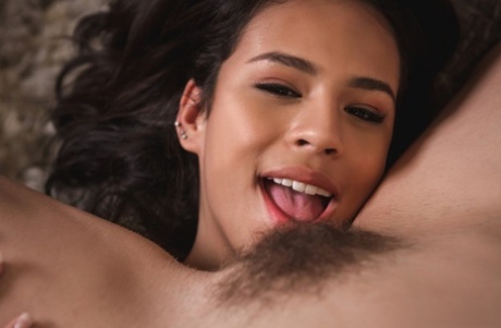 Девушки-лесбиянки Лена Пол и Отэм Фоллс 69 лижут волосатые киски картинка 14