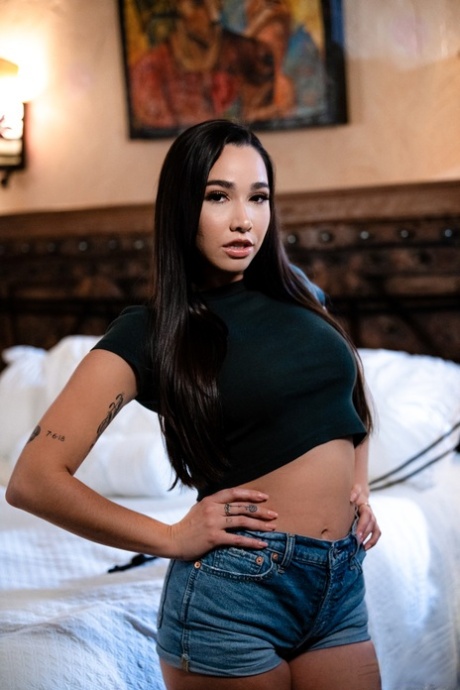 Лена Пол обнажает свои большие сиськи на кровати, в то время как Карли Грей обнажает черный лифчик картинка 7