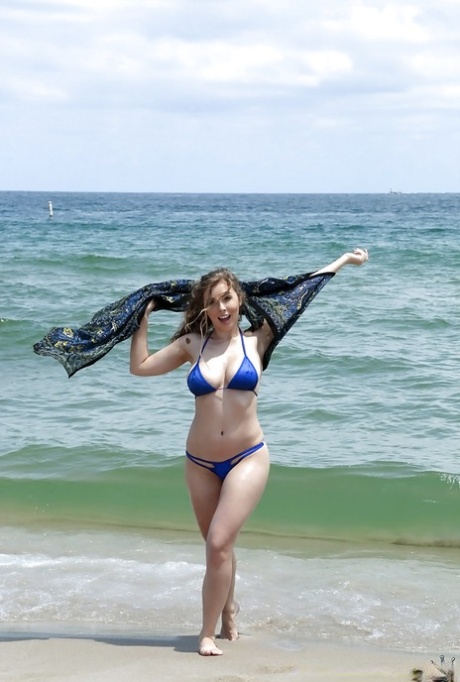 Пляжная красотка Лена Пол освобождает красивые дыни от бикини у бассейна картинка 1