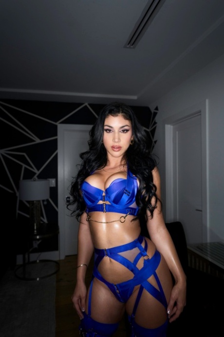 Горячие лесбиянки с большими задницами Лена Пол и Куини моделируют сексуальное белье картинка 10