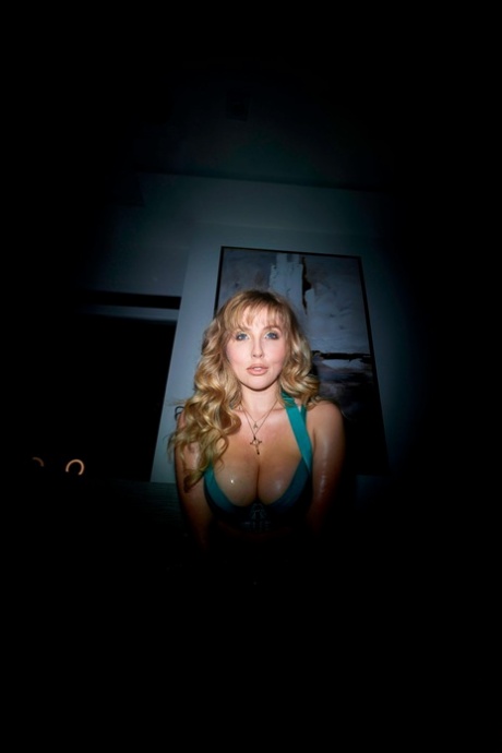 Горячие лесбиянки с большими задницами Лена Пол и Куини моделируют сексуальное белье картинка 1