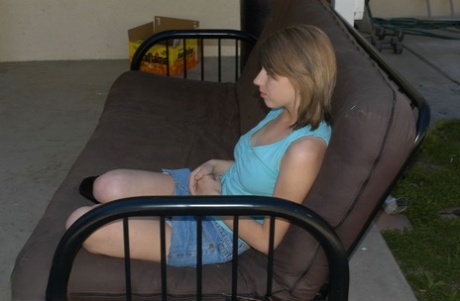 Любительская девушка Лекси Би переворачивает своего парня птичкой во время показа юбки без трусиков картинка 6