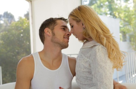 Горячая блондинка Лекси Белль раздевается только наполовину, пока трахается со своим любовником картинка 1