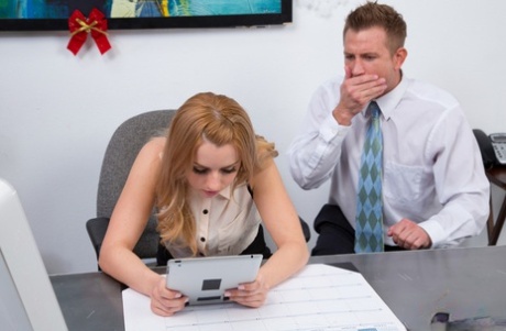 Бледно-рыжая Лекси Белль занимается сексом с коллегой во время рождественской вечеринки в офисе картинка 2