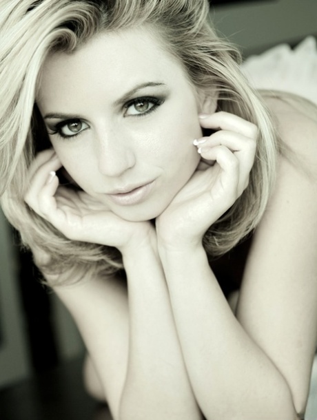 Великолепная блондинка Лекси Белль обнажает свои упругие сиськи во время сольного действия картинка 10