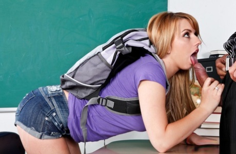 Белокурая студентка Лекси Белль занимается сексом из киски в рот со своим учителем картинка 3