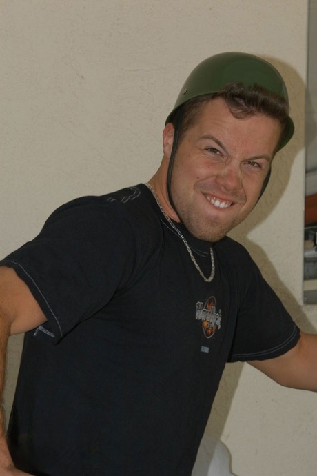 Любительская девушка Лекси Би переворачивает своего парня птичкой во время показа юбки без трусиков картинка 13