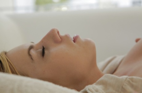 Прелестная белокурая красотка Лекси Белль получает жесткий трах в свою подстриженную киску картинка 13