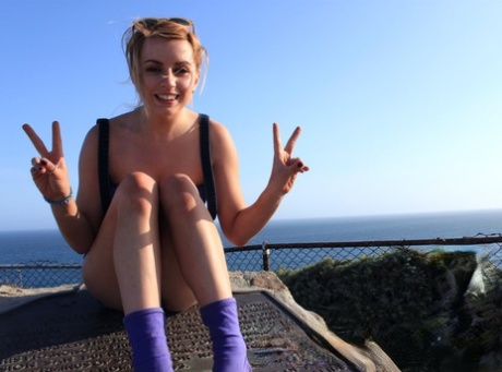 Девушка-одиночка Лекси Белль обнажает свои сиськи и задницу во время прогулки у океана картинка 11