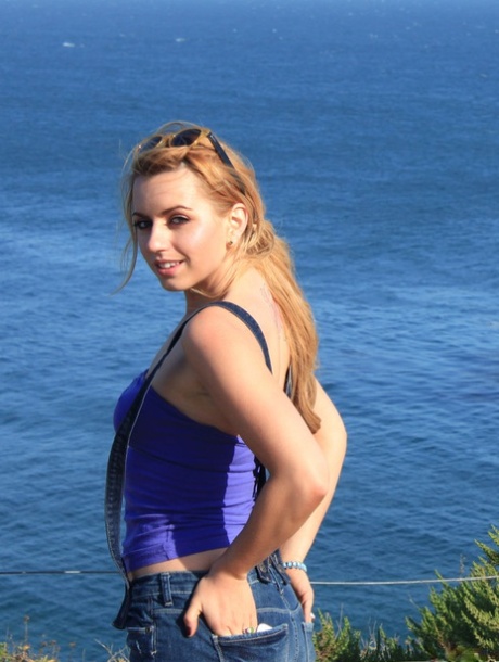 Девушка-одиночка Лекси Белль обнажает свои сиськи и задницу во время прогулки у океана картинка 4