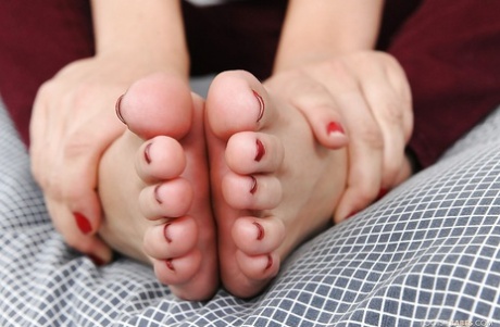 Белокурая красотка Лекси Белль обнажает свои босые ножки и раздевается догола картинка 4