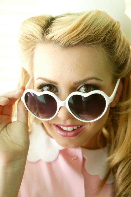 Белокурая красотка Лекси Белль снимает свою сексуальную униформу, чтобы показать сиськи картинка 1