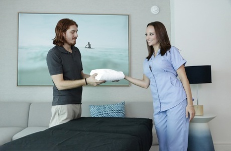 Одетая массажистка Лекси Луна дрочит большой член до счастливого конца картинка 1