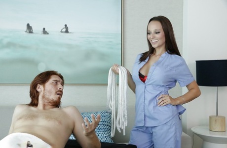 Одетая массажистка Лекси Луна дрочит большой член до счастливого конца картинка 5