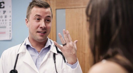 Грудастая женщина Лекси Луна трахается со своим врачом после того, как трахнула своего мужа картинка 7