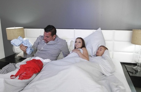 Грудастая жена Лекси Луна трахается с большим членом, пока ее муж спит рядом с ней картинка 9