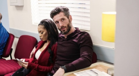 Грудастая женщина Лекси Луна трахается со своим врачом после того, как трахнула своего мужа картинка 1