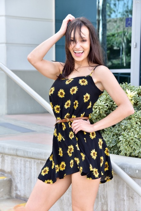 Улыбчивая большегрудая Лекси приседает на корточки ради наглой юбки топлесс без трусиков на открытом воздухе картинка 1