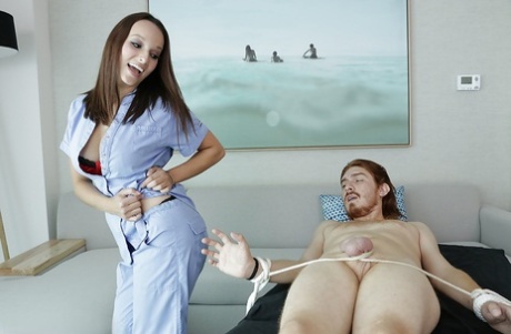 Одетая массажистка Лекси Луна дрочит большой член до счастливого конца картинка 7