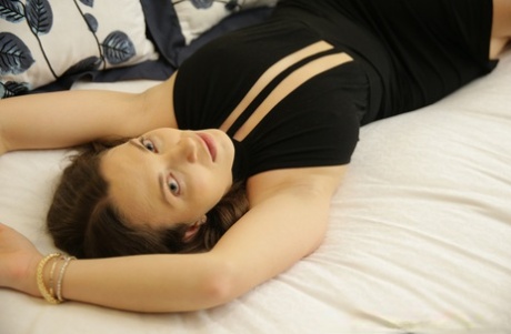 Брюнетка-одиночка Лили Лав обнажает свои большие натуральные сиськи, когда раздевается картинка 3