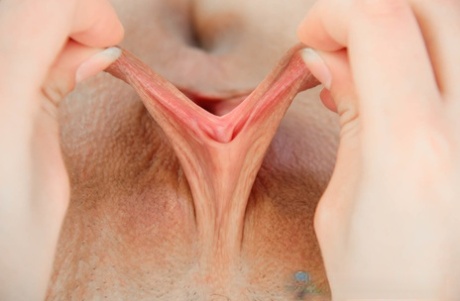 Хардкорная девушка Лили Лав ласкает киску игрушками после минета и получает сперму на лицо картинка 14